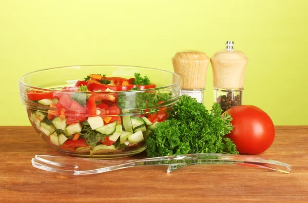 Salada fresca em fundo verde — Fotografia de Stock
