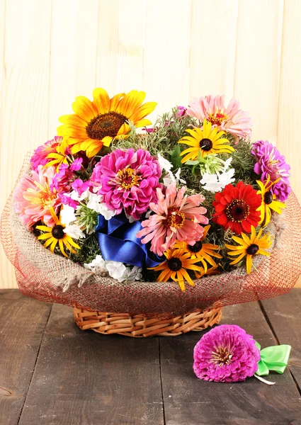Красивый букет ярких цветов в мешке на деревянном фоне — стоковое фото