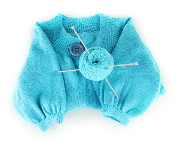 Blauwe trui en een bal van wol geïsoleerd op wit — Stockfoto