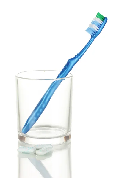 ガラス、白で隔離されるガムの歯ブラシ — ストック写真