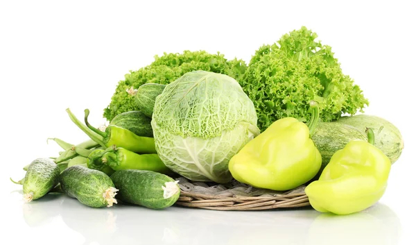 Verse groene groenten op rieten mat geïsoleerd op wit — Stockfoto