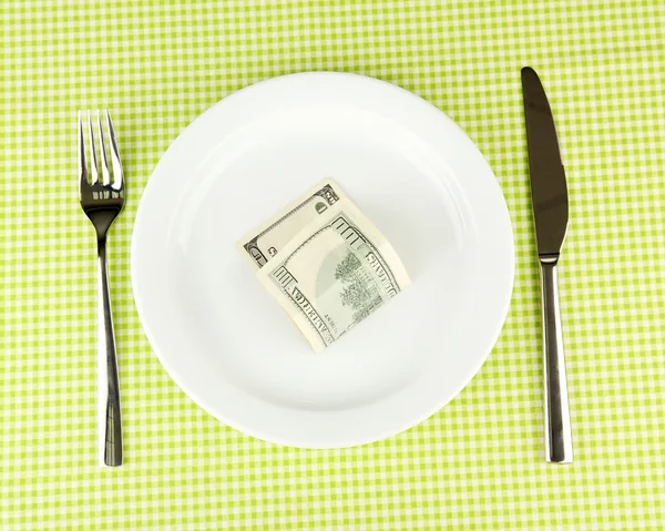 Billetes en el plato en primer plano mantel verde — Foto de Stock