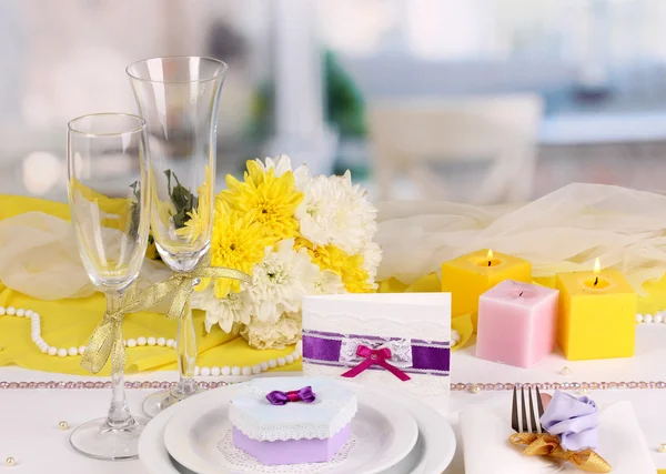 Serverer fabelaktig bryllupsbord i lilla og gul farge på restauranten – stockfoto