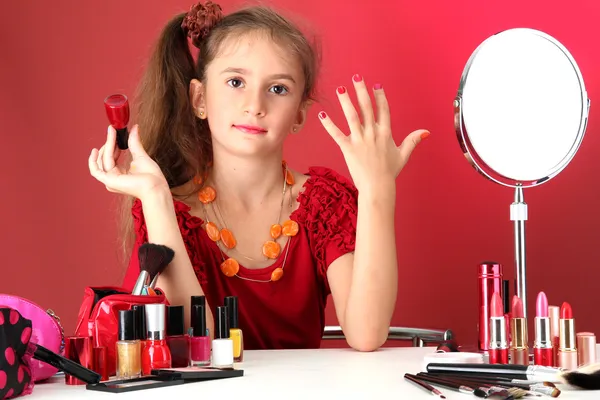 Little girl in her mother's dress, is trying painting her nails — Stock Photo, Image