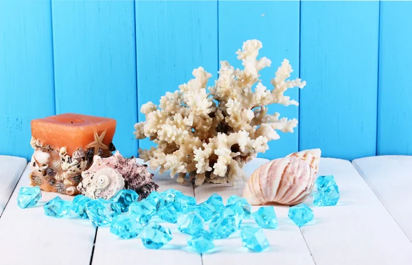 Decor of seashells on wooden table on blue wooden background — Stock Photo, Image