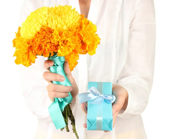 Woman holds a box with a gift and flowers on white background close-up — Stock Photo, Image