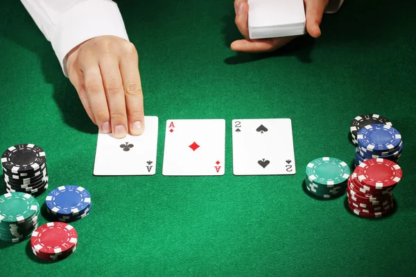 Poker instelling op groene tafel — Stockfoto