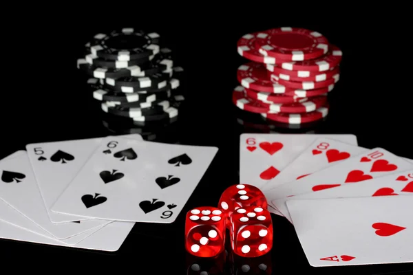 Gewinnkombination aus Spielkarten mit Pokerchips und Würfeln auf schwarzem Bac — Stockfoto