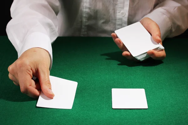 Karty w ręce na zielony stół — Zdjęcie stockowe