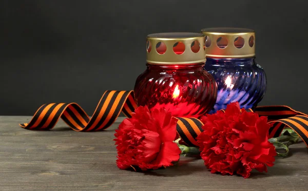 Μνήμη φανάρι με κεριά, Κόκκινα γαρίφαλα και κορδέλα του Αγίου Γεωργίου σε ξύλινα — Φωτογραφία Αρχείου
