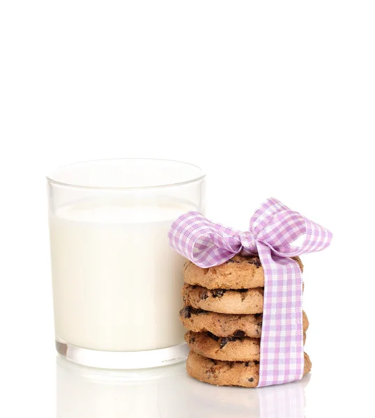 Glas Milch und Kekse isoliert auf weiß — Stockfoto