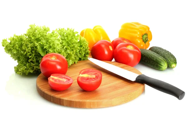 Verduras frescas y cuchillo en la tabla de cortar aislado en blanco — Foto de Stock