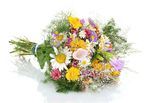 Mooi boeket van heldere wilde bloemen, geïsoleerd op wit — Stockfoto