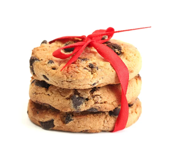 Biscoitos de chocolate com fita vermelha isolada em branco — Fotografia de Stock