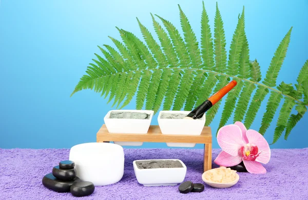 Kosmetik-Ton für Wellness-Behandlungen auf hellblauem Hintergrund in Nahaufnahme — Stockfoto