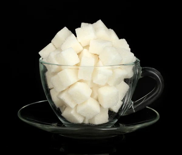 Raffinerat socker i glas cup isolerad på svart bakgrund närbild — Stockfoto