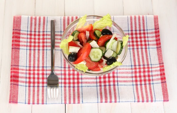 Saborosa salada grega no fundo de madeira branco — Fotografia de Stock