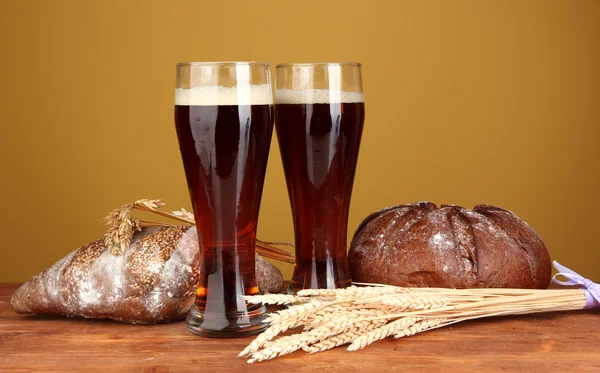 Two glasses of kvass with bread on brown background close-up — Stock Photo, Image
