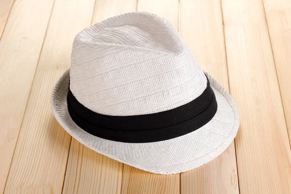 Bellissimo cappello bianco su sfondo di legno — Foto Stock