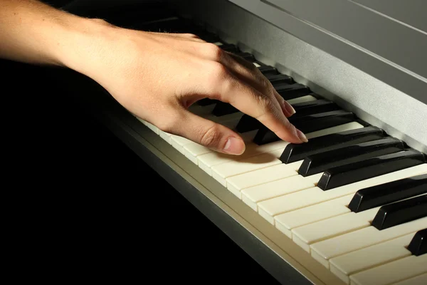 Mão de mulher tocando piano — Fotografia de Stock