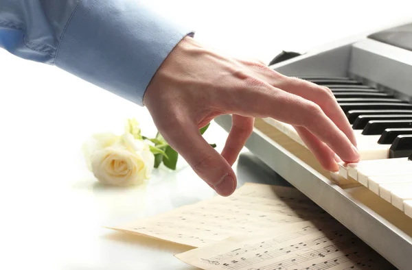 Рука человека, играющего на фортепиано — стоковое фото