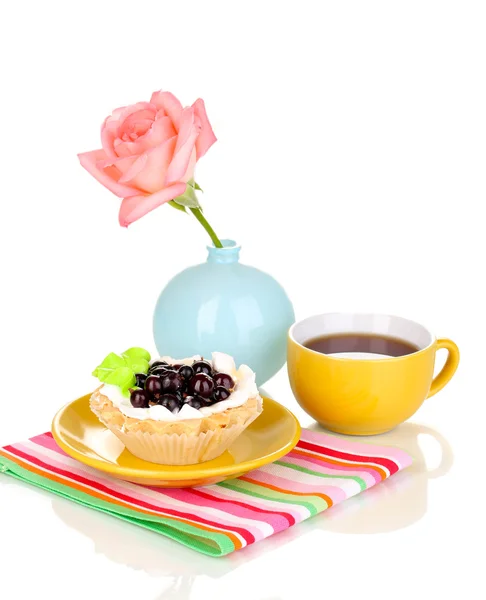 Sladký dort s šálkem čaje izolovaných na bílém — Stock fotografie