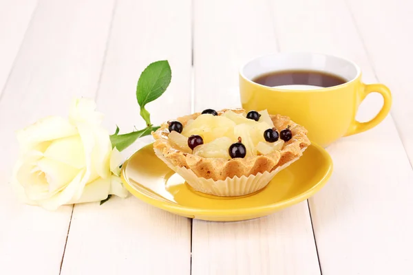 Pastel dulce con taza de té sobre fondo de madera — Foto de Stock