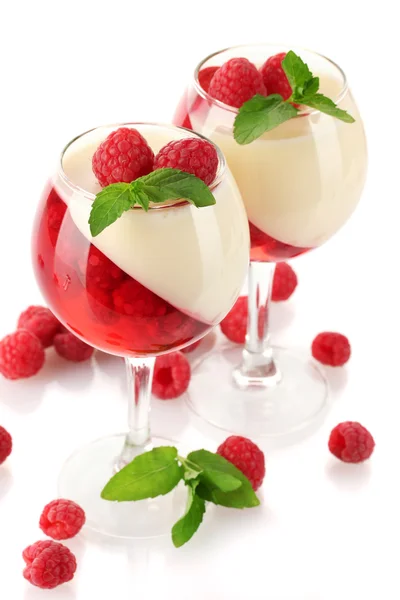 Geleia de frutas com framboesas em copos isolados em branco — Fotografia de Stock