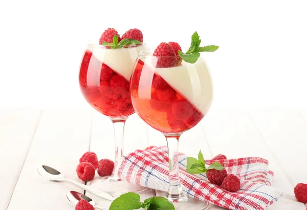 Fruchtgelee mit Himbeeren in Gläsern auf Holztisch — Stockfoto