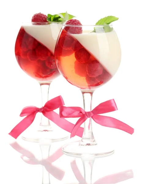 Geléia de frutas em copos com framboesas e hortelã isolada em branco — Fotografia de Stock