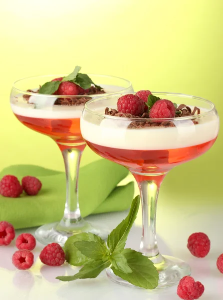 Jalea de frutas con bayas en vasos sobre fondo verde — Foto de Stock