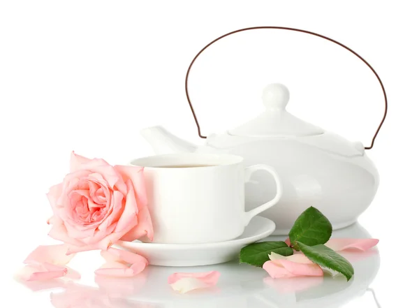 Tetera y taza de té con rosa aislada sobre blanco — Foto de Stock