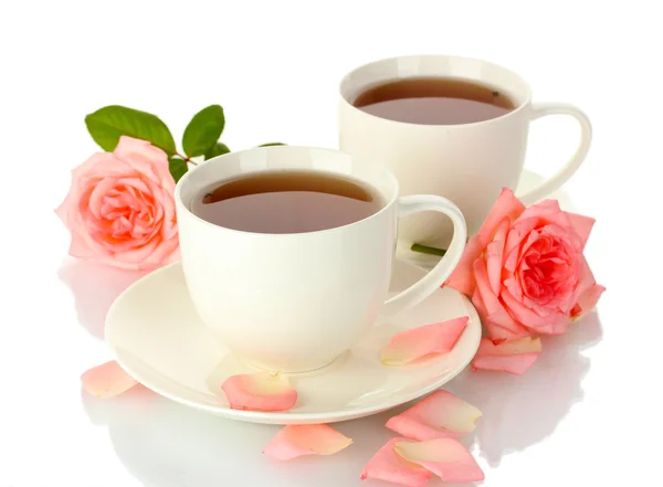 Tazas de té con rosas aisladas en blanco — Foto de Stock