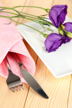 çiçek üzerinde parlak peçete yakın çekim yemek takımı