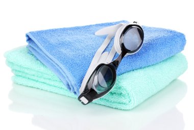 havlu üzerinde beyaz izole yüzmek gözlük