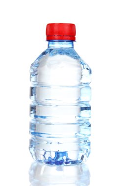Beyaz üzerine izole edilmiş plastik su şişesi.