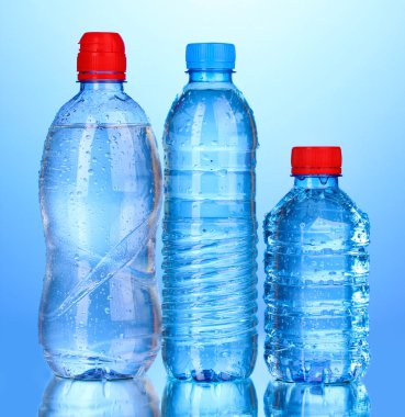 plastik şişe su mavi zemin üzerine