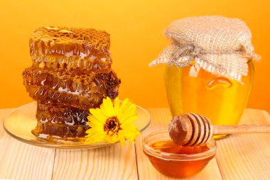 kavanoz bal ve petek turuncu zemin üzerine ahşap tablo