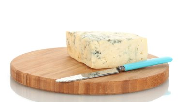 kaas met schimmel en mes op de snijplank geïsoleerd op een witte pagina