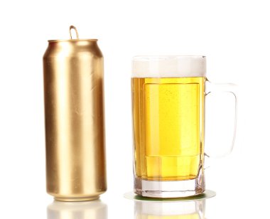 Altın olabilir ve üzerinde beyaz bira cam izole