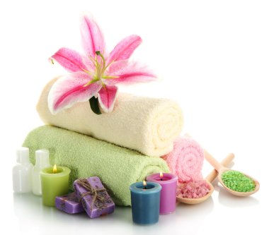 lily, aroma yağ, mum, sabunu ve deniz havlu izole üzerinde beyaz tuz