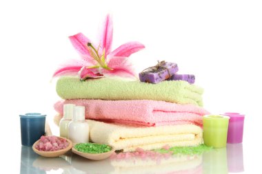 lily, aroma yağ, mum, sabunu ve deniz havlu izole üzerinde beyaz tuz