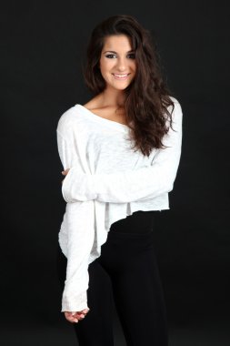 Genç modern dansçı, siyah üzerine izole edilmiş.