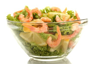 karides, limonlu ve marul salatası üzerine beyaz izole kase, yaprakları