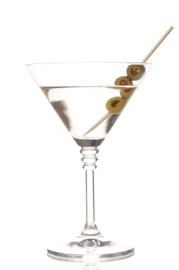 Martini kadehi ve üzerinde beyaz izole zeytin