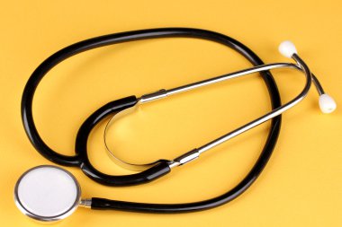 Turuncu zemin üzerine stetoskop