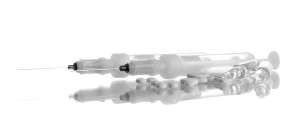 Sprutor monovet och piller isolerad på vit — Stockfoto