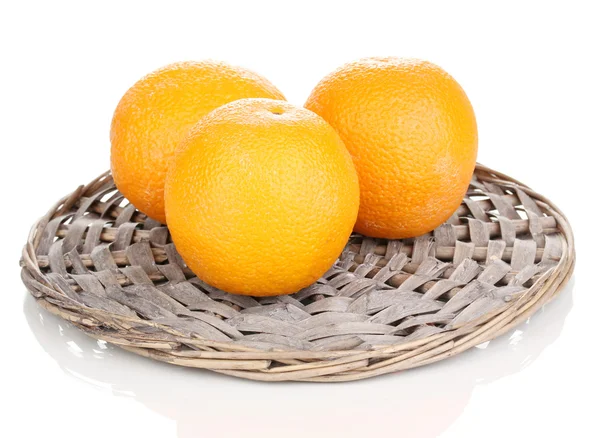 Апельсины на доске изолированы на белом — стоковое фото