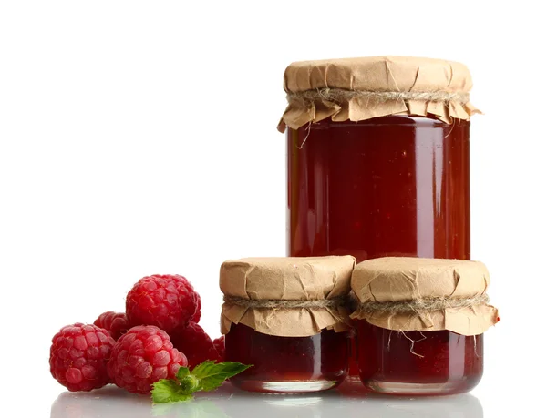 Potten met jam en rijpe frambozen met munt geïsoleerd op wit — Stockfoto