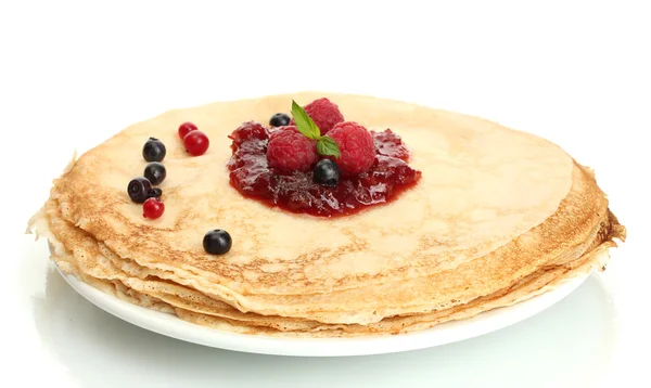 Deliciosos panqueques con bayas y mermelada en plato aislado en blanco — Foto de Stock